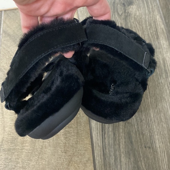 Vionic Viva faux fur sandals size 9. - Picture 4 of 11